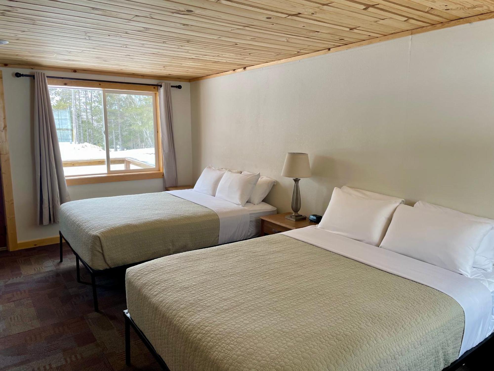 Hanging Horn Lakeside Resort Moose Lake Exterior foto